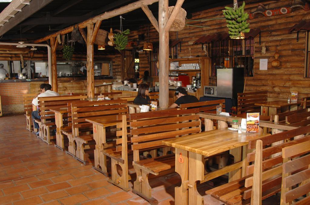 Hotel Las Brumas Cartago Exteriör bild