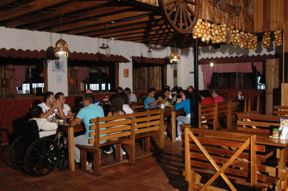 Hotel Las Brumas Cartago Exteriör bild
